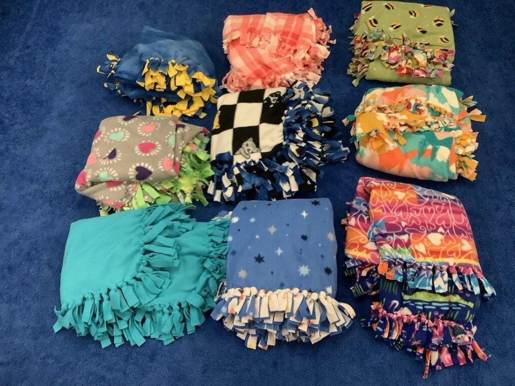 九种不同颜色的折叠领带毯，排列成正方形